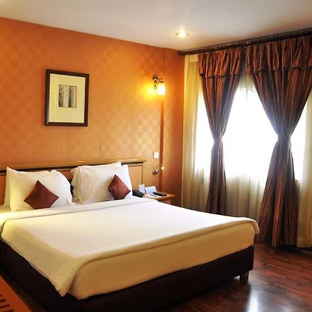 Indismart Hotel Колката Екстериор снимка