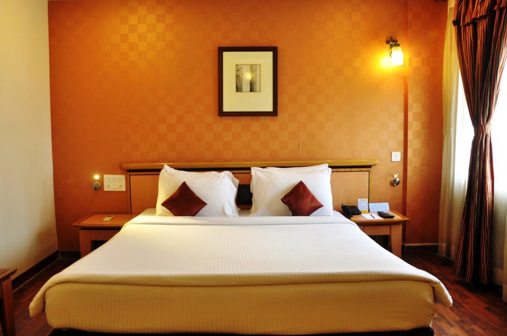 Indismart Hotel Колката Екстериор снимка