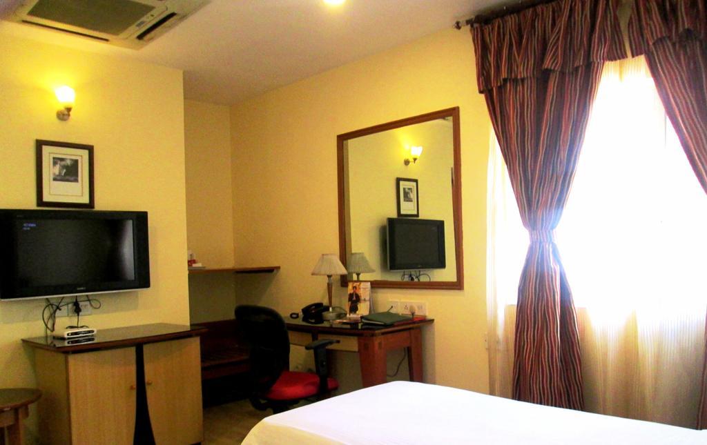 Indismart Hotel Колката Екстериор снимка