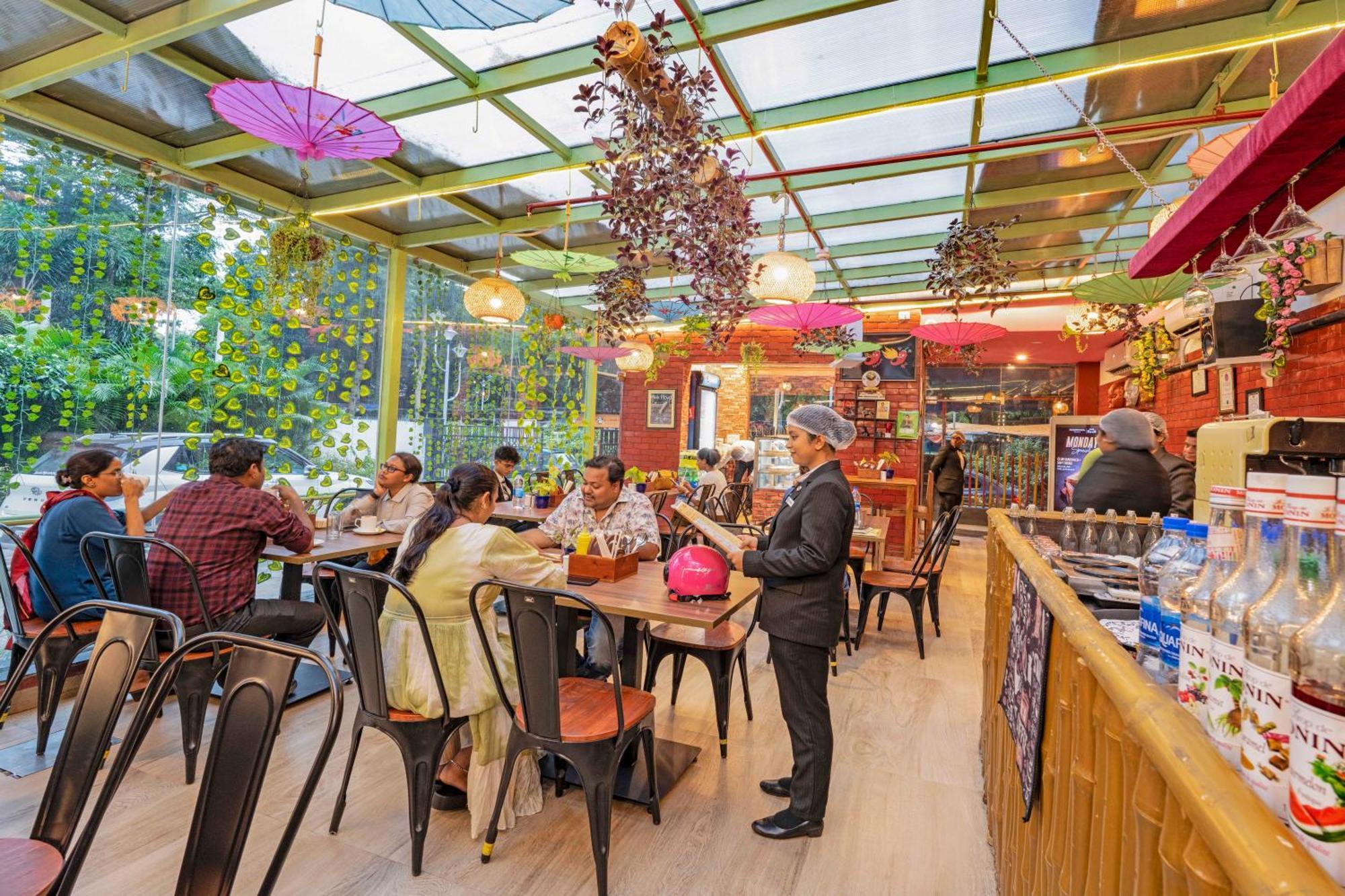 Indismart Hotel Колката Екстериор снимка