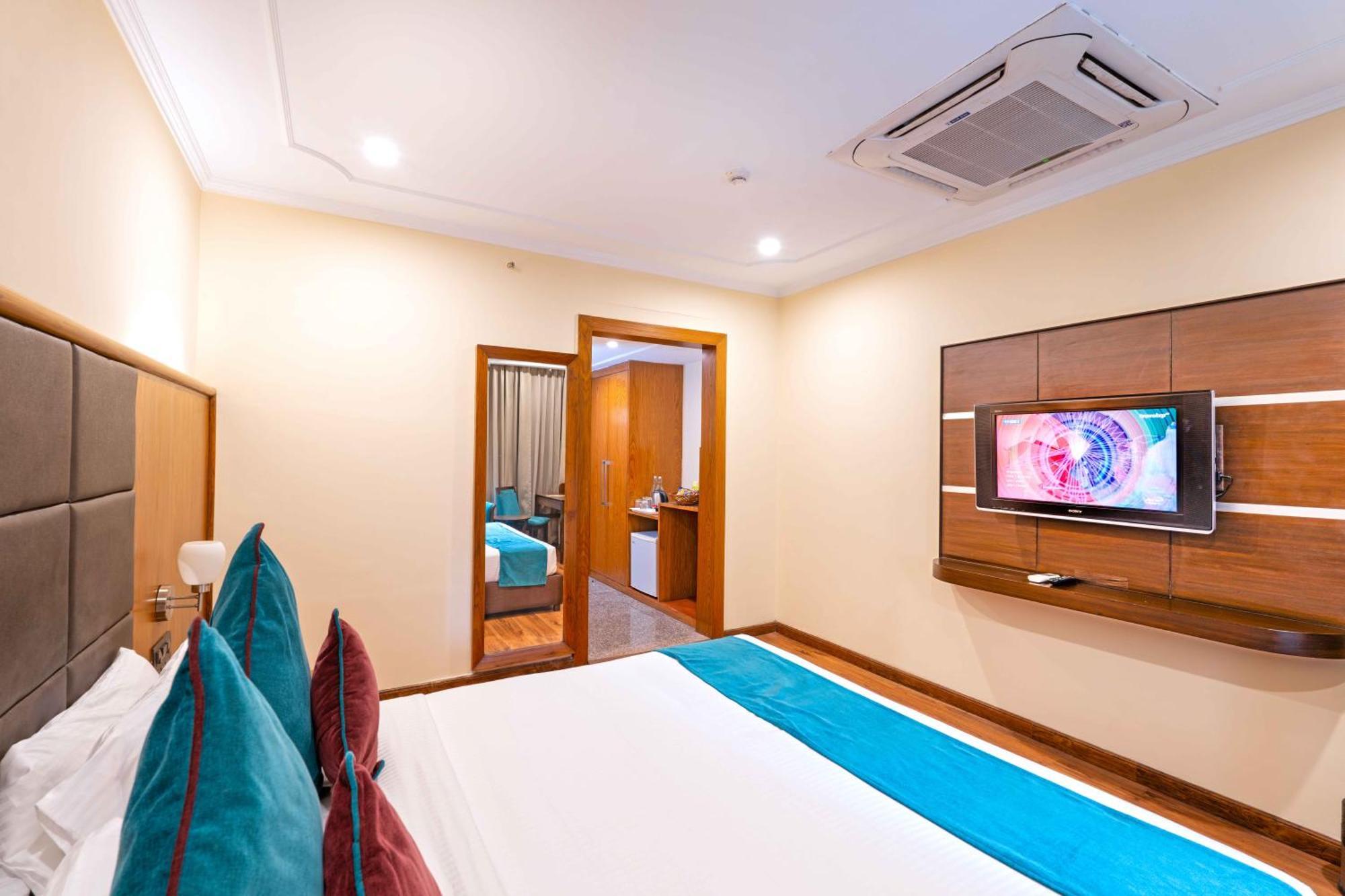 Indismart Hotel Колката Екстериор снимка