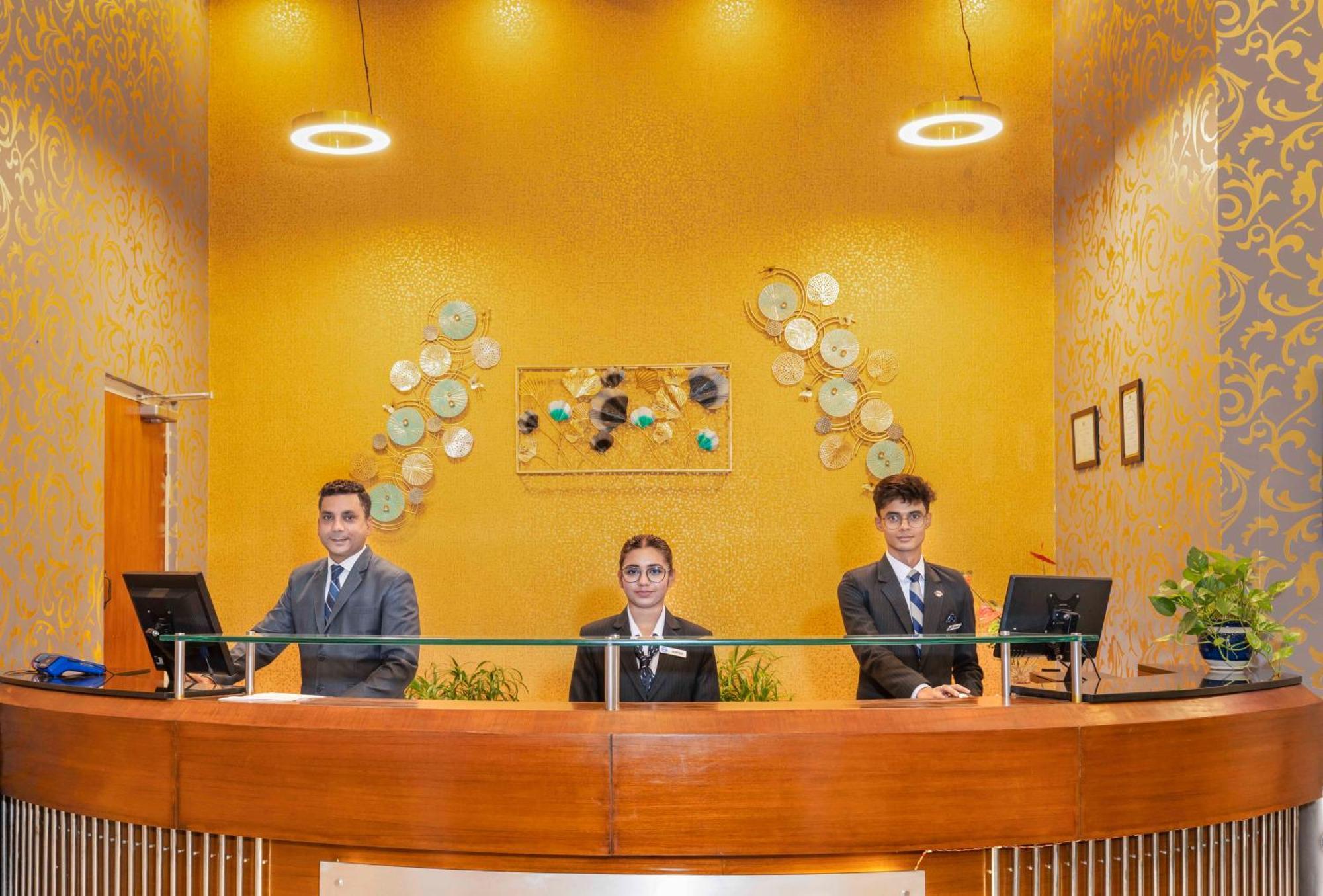 Indismart Hotel Колката Екстериор снимка