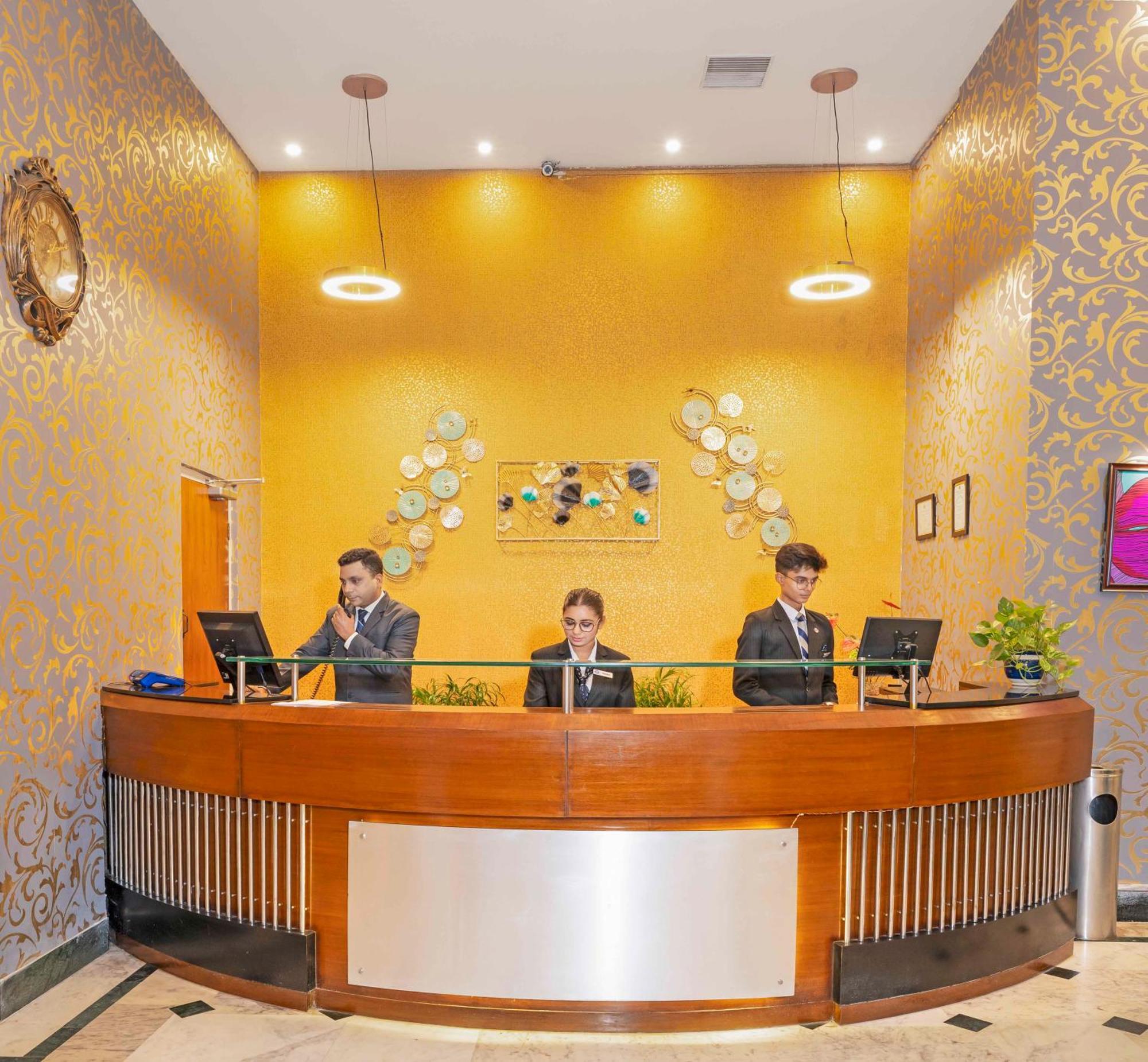 Indismart Hotel Колката Екстериор снимка