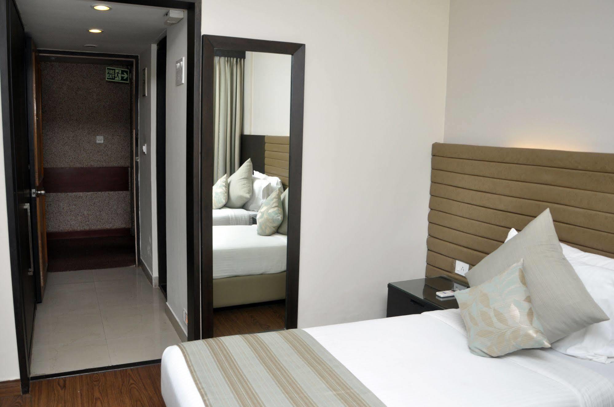 Indismart Hotel Колката Екстериор снимка