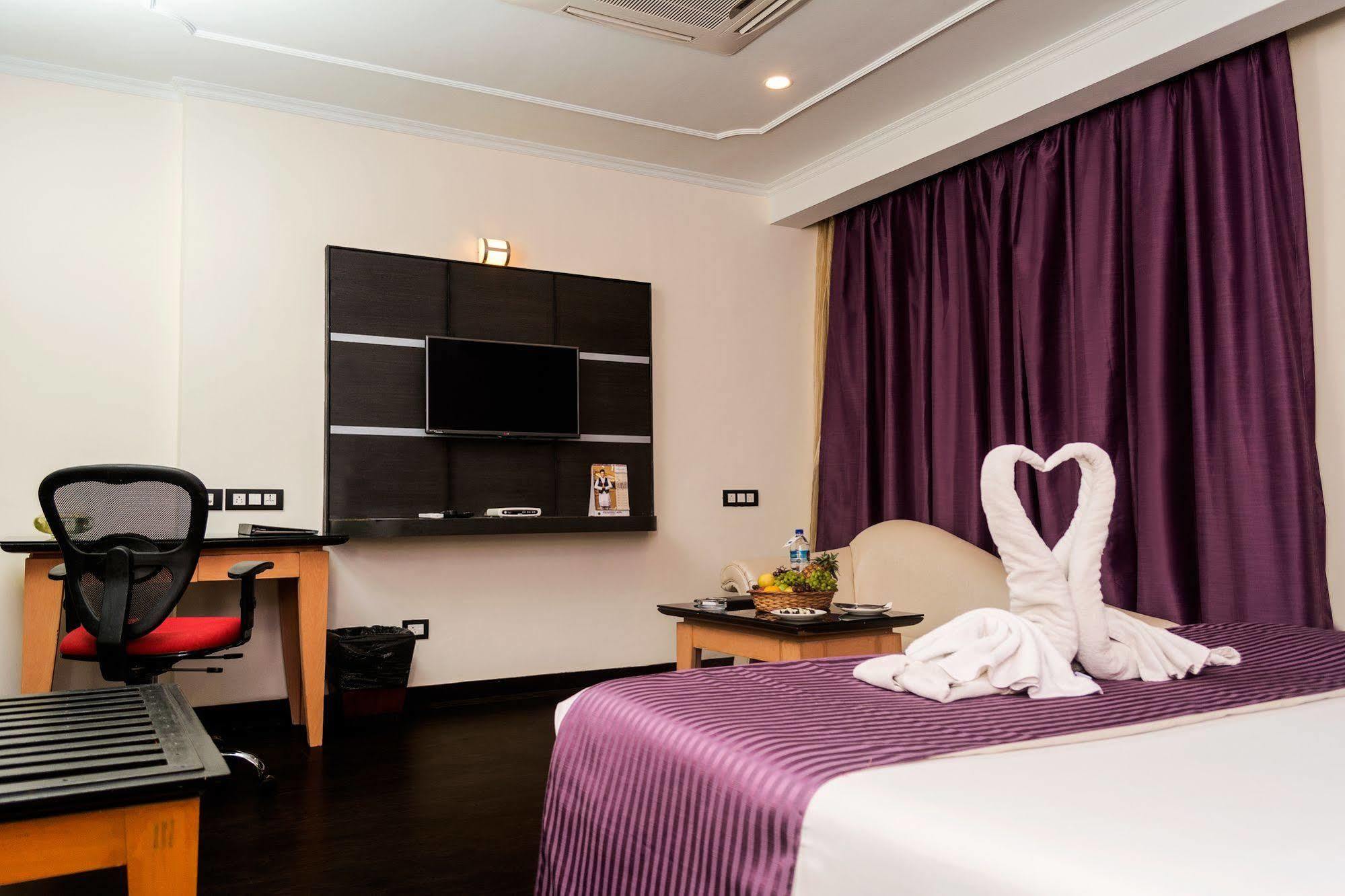 Indismart Hotel Колката Екстериор снимка
