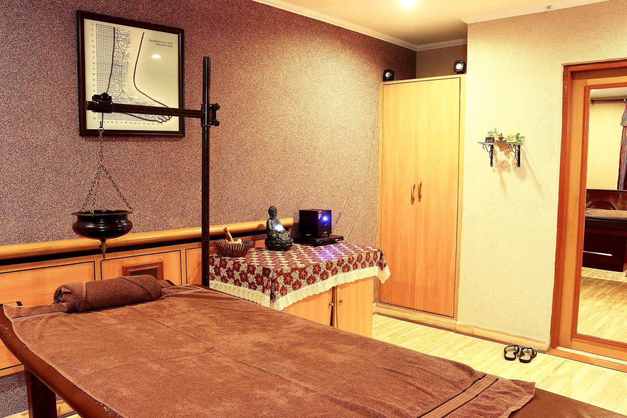 Indismart Hotel Колката Екстериор снимка