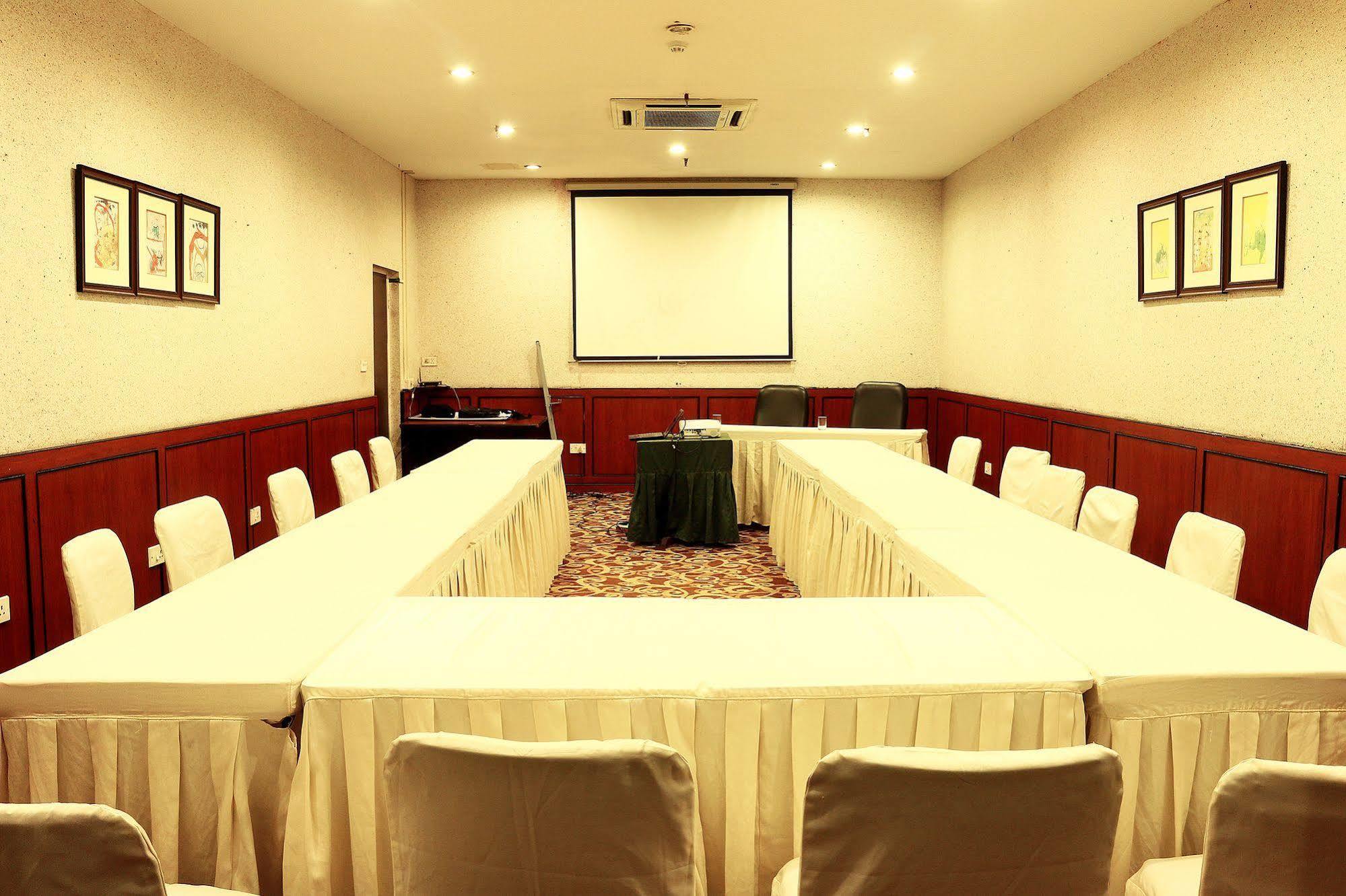 Indismart Hotel Колката Екстериор снимка