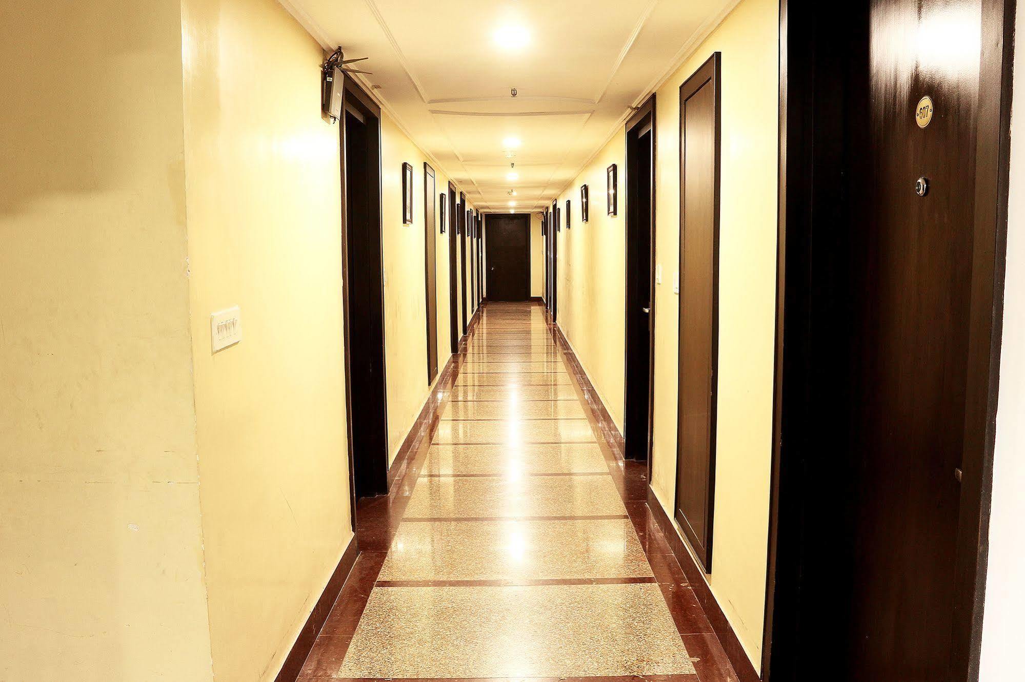 Indismart Hotel Колката Екстериор снимка